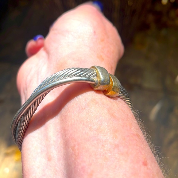 Two toned cable bracelet w/magnetic closure. Stainless steel - Picture 2 of 4